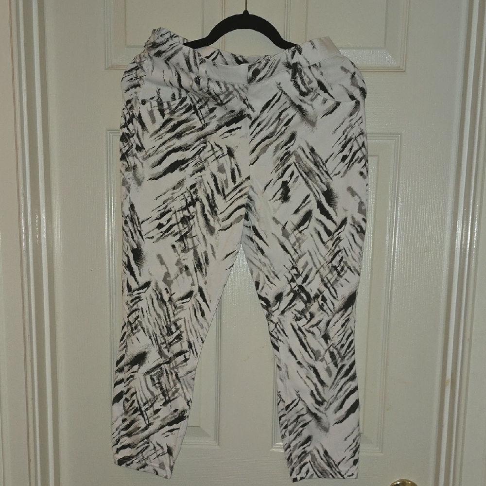 HUE Zebra Print Ankle‎ Pants in Black and White Super Stretchy
